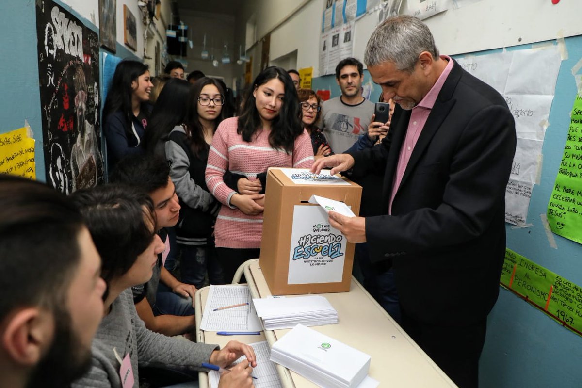  Ferraresi visitó escuelas de la ciudad y entregó un subsidio de un millón de pesos