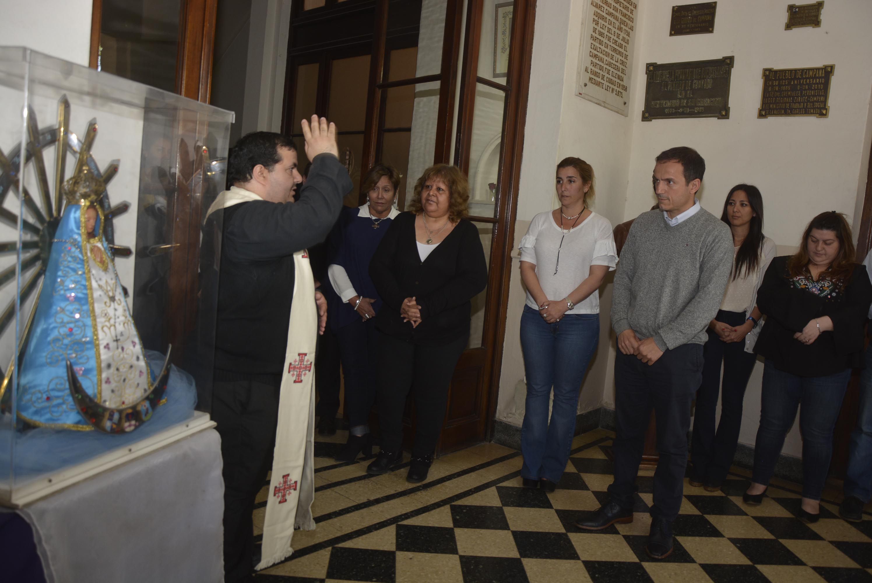  La imagen de la Virgen llegó al Palacio Municipal y fue recibida por el Intendente