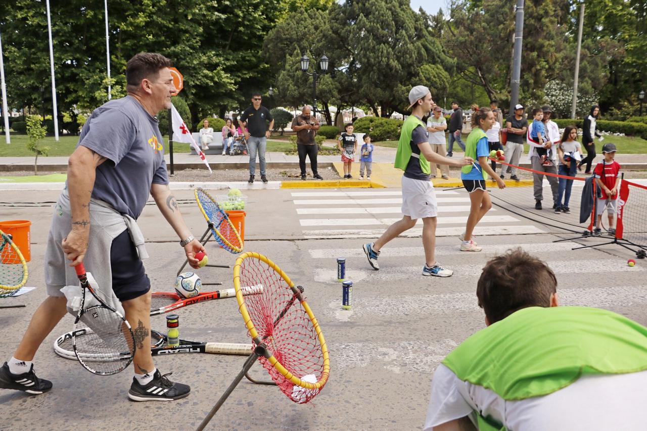  Cientos de vecinos disfrutaron del Festival de Tenis en plena calle