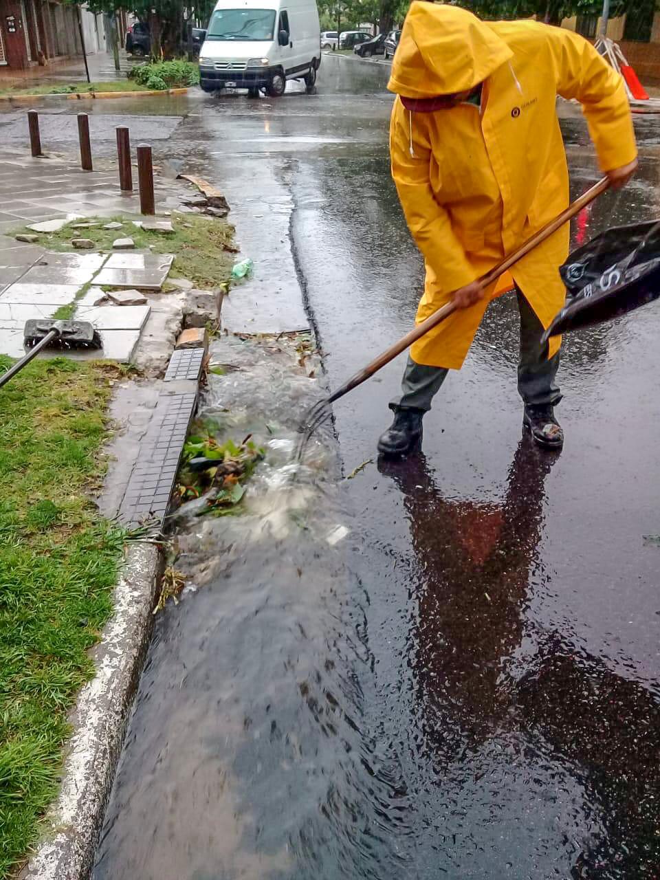  El municipio desplegó un operativo para responder a los problemas ocasionados por el fuerte temporal 