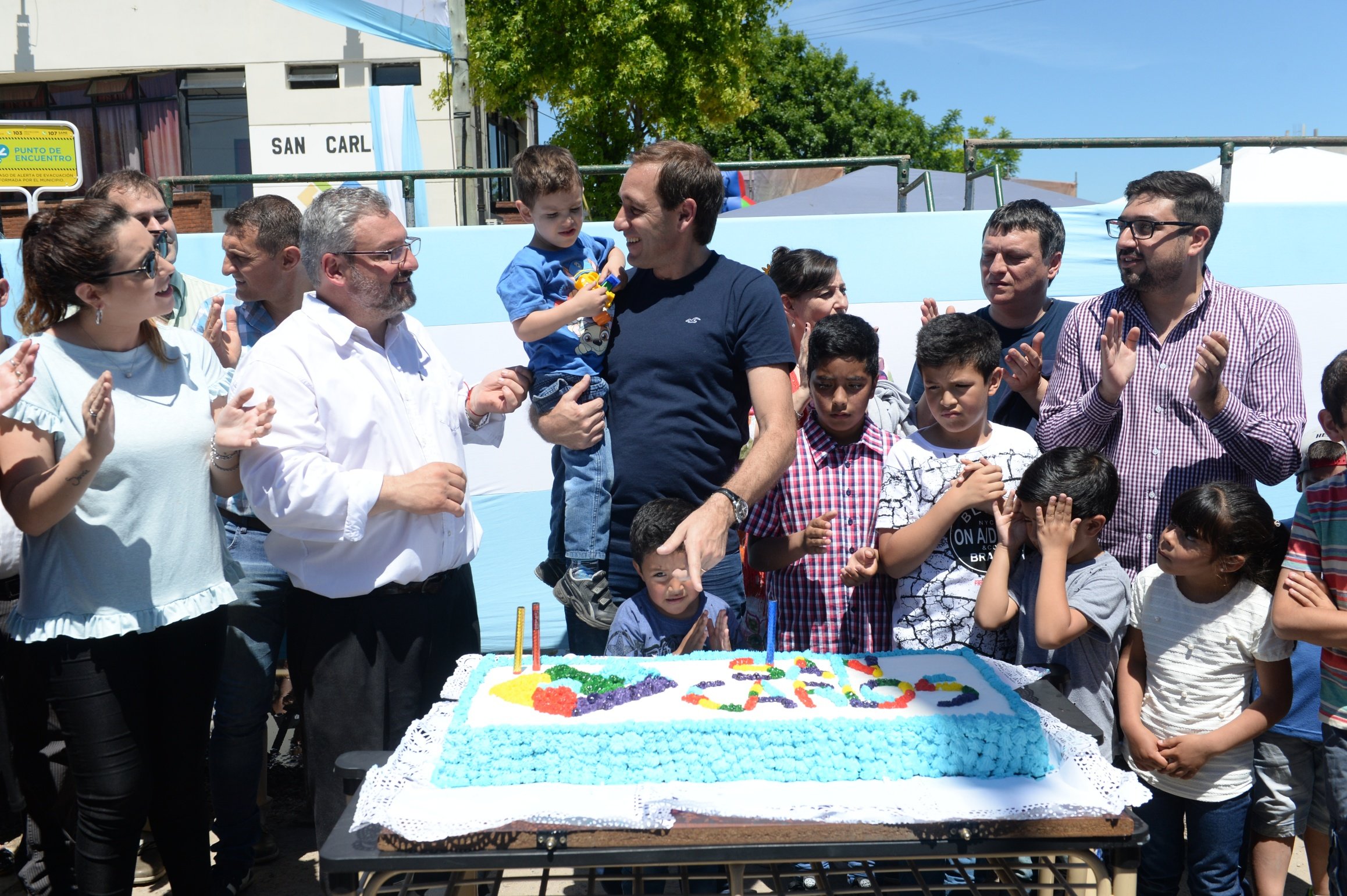  Con un nutrido desfile y la música de bandas en vivo, San Carlos celebró su 26° Aniversario