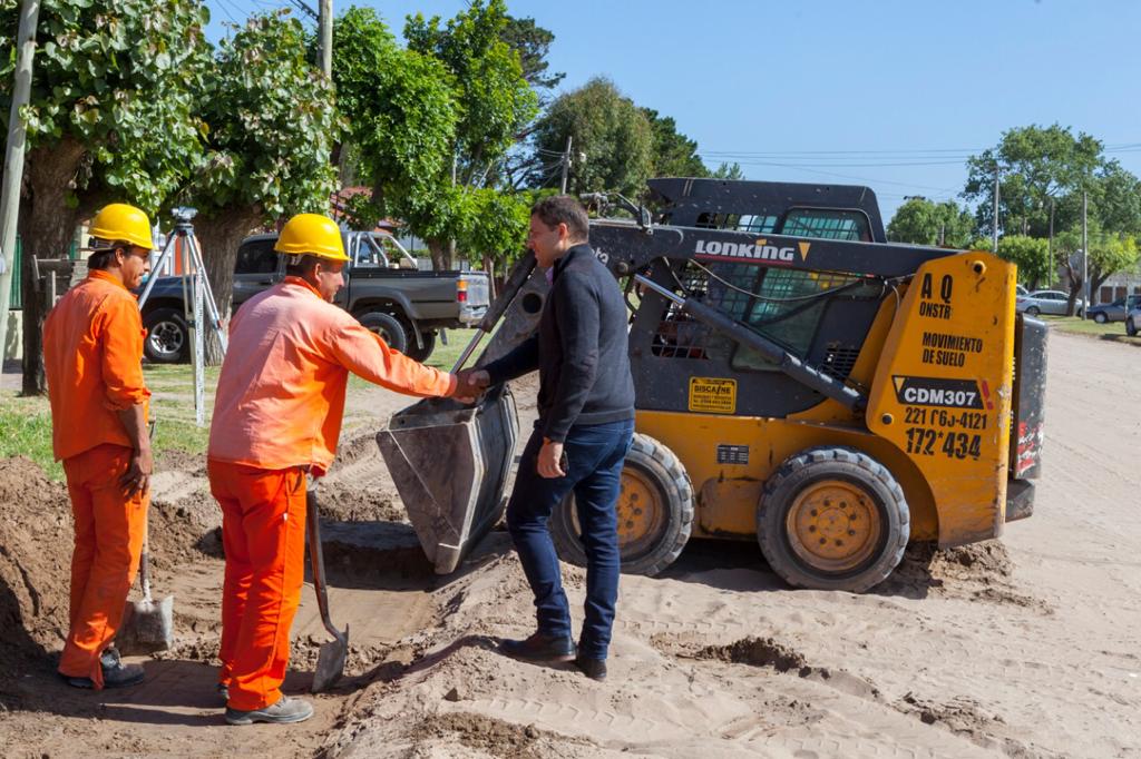  Juan Pablo recorrió una serie de trabajos de asfalto en Mar de Ajó