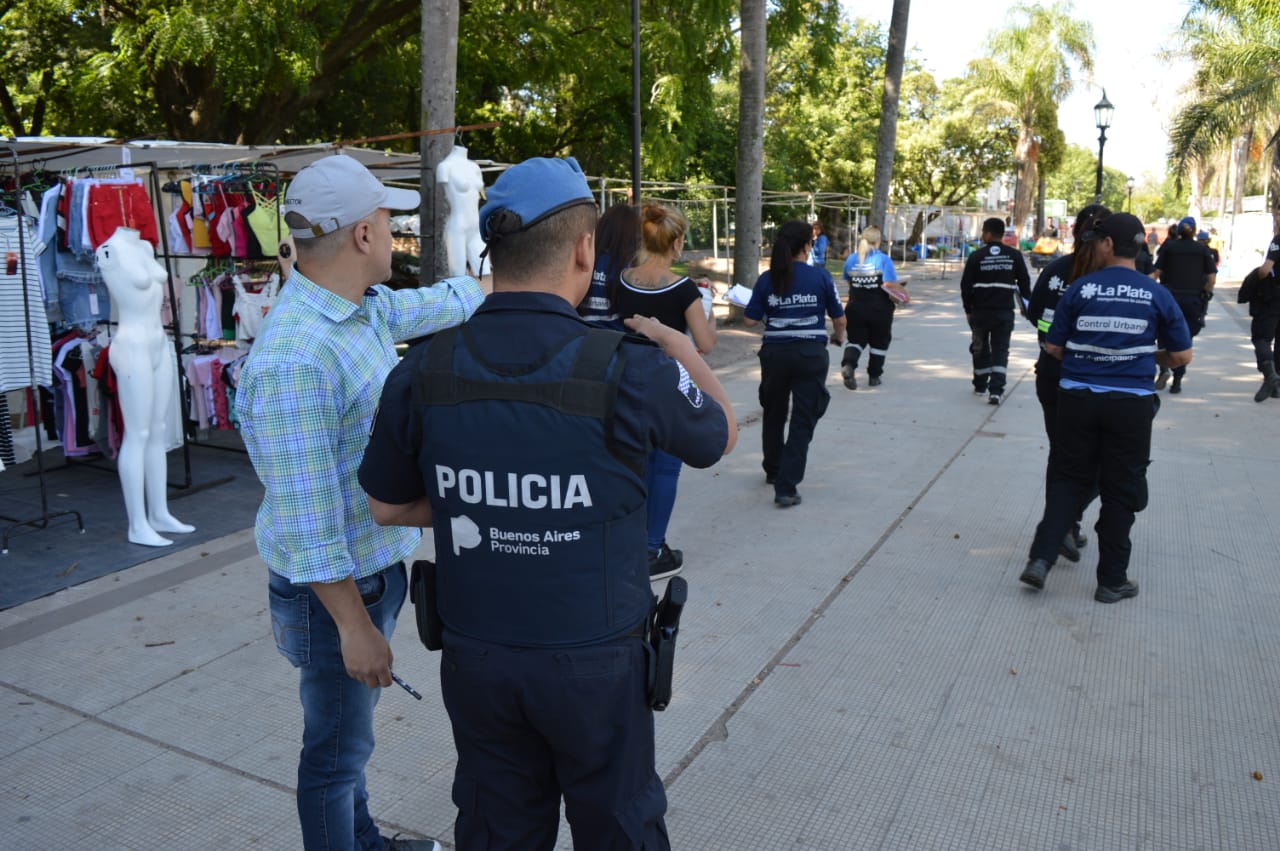  Montan operativo en Parque Saavedra para notificar vendedores ambulantes que no cuentan con autorización