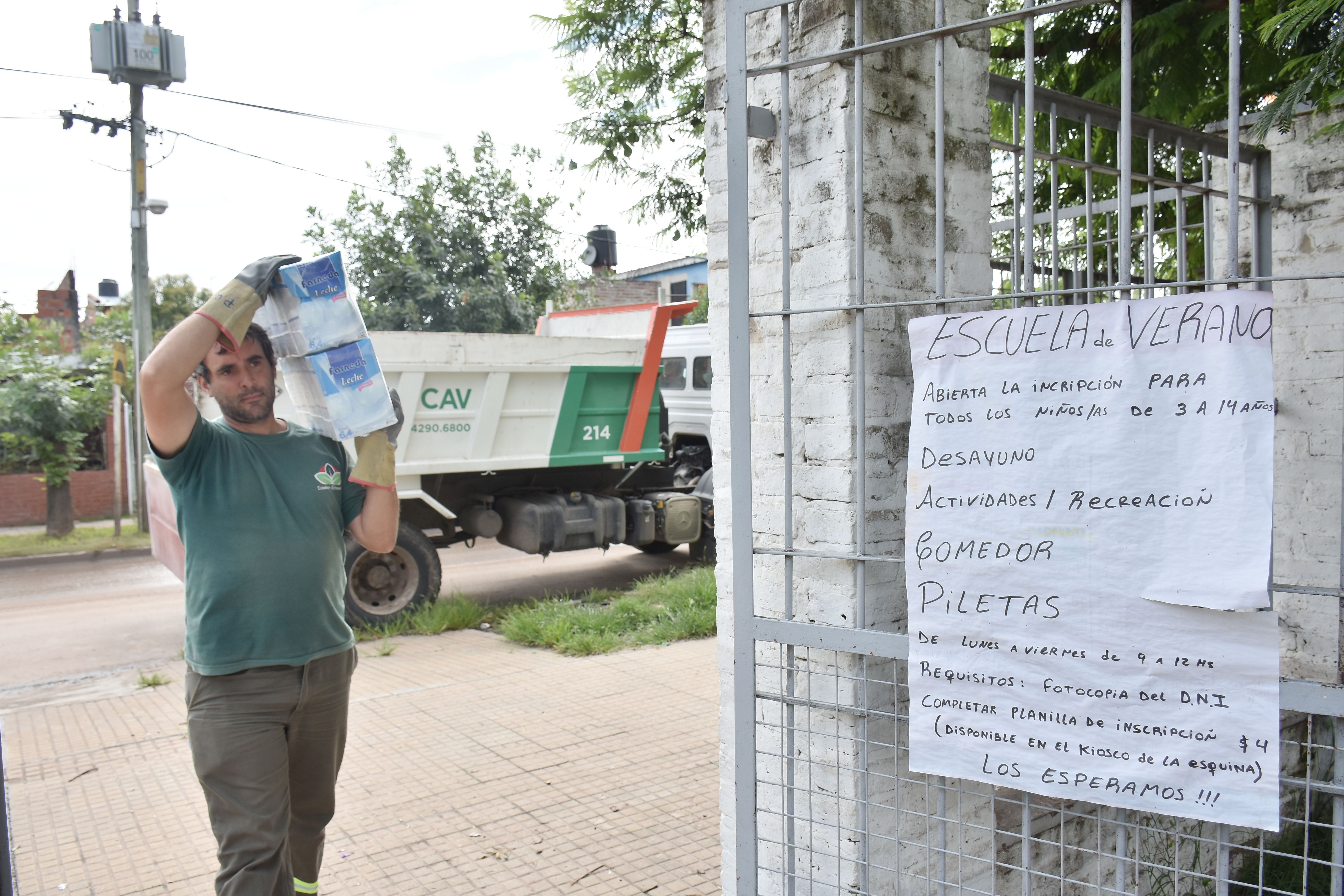  Entrega de bolsones de alimentos en escuela primaria n° 4