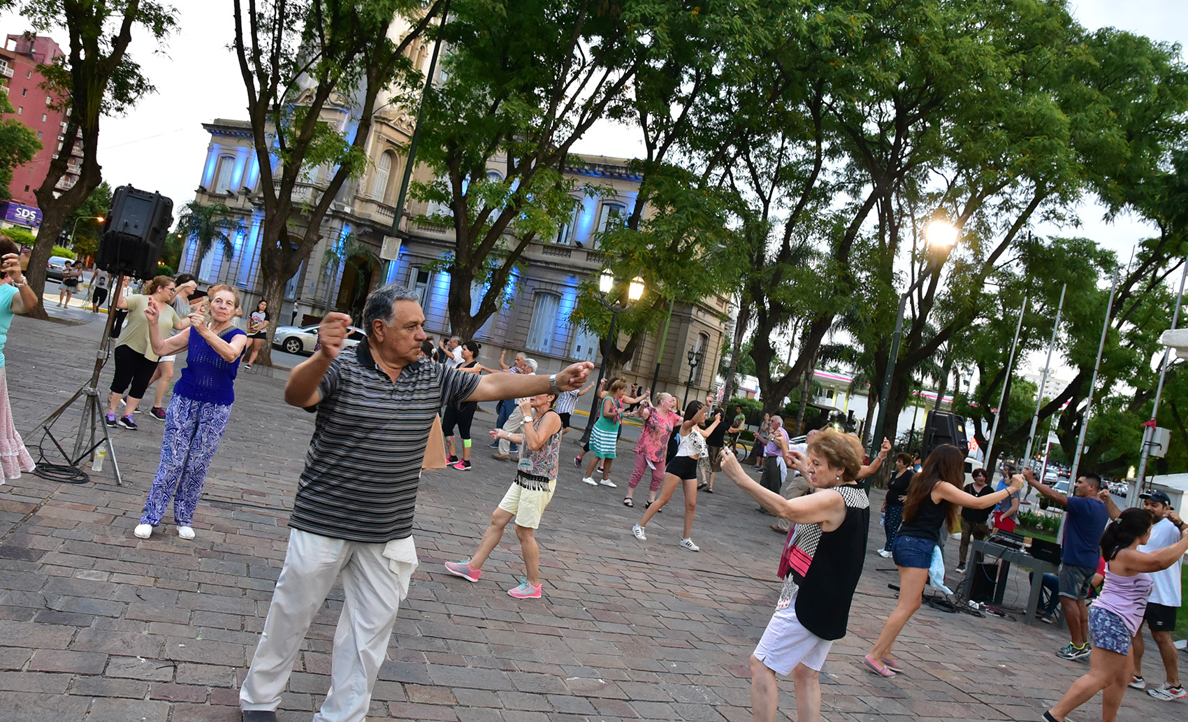  Clase abierta de folklore en la plaza Eduardo Costa