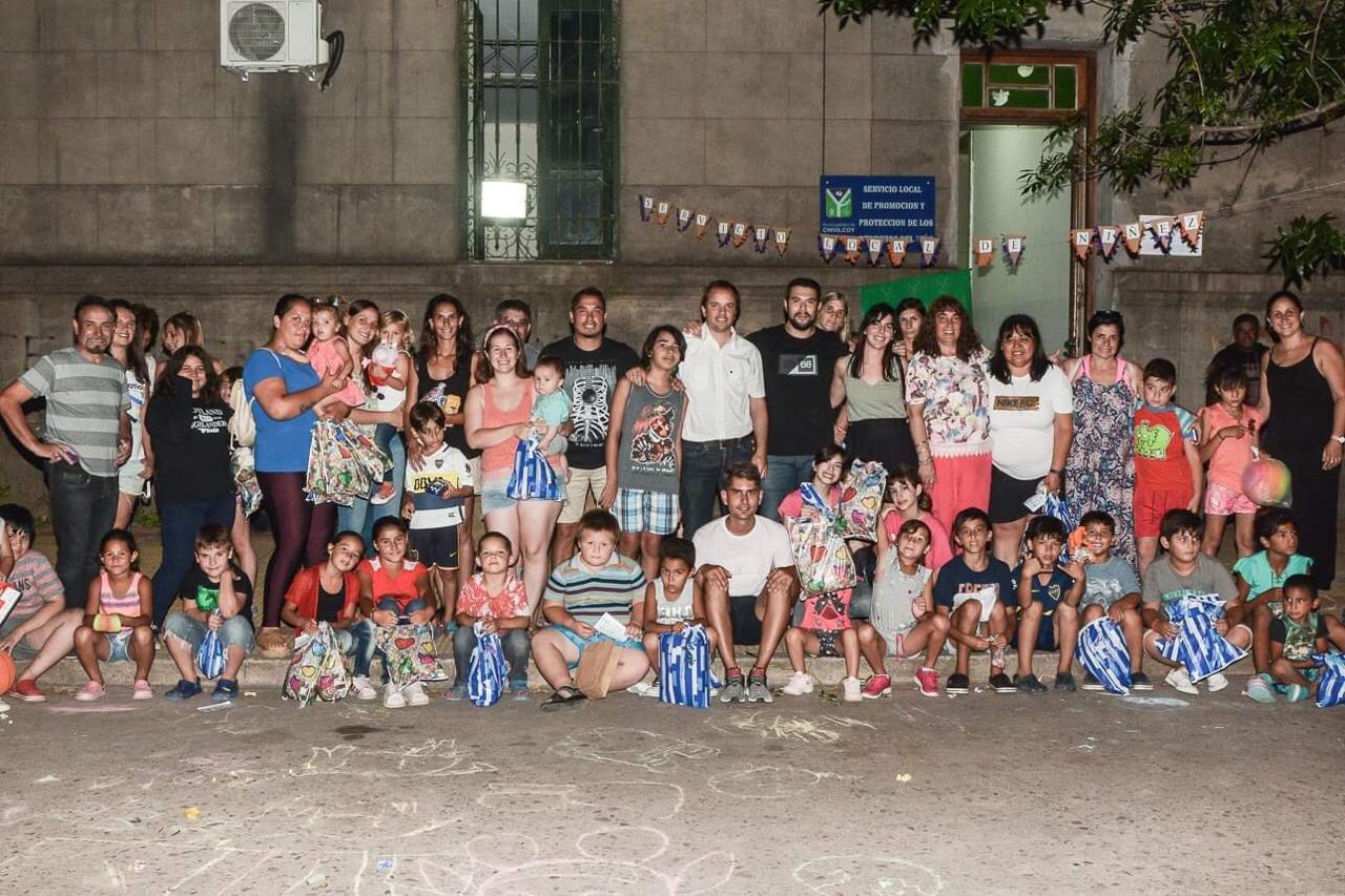  Los miembros de la Liga Fantástica entregaron juguetes para los niños del Hogar de Abrigo