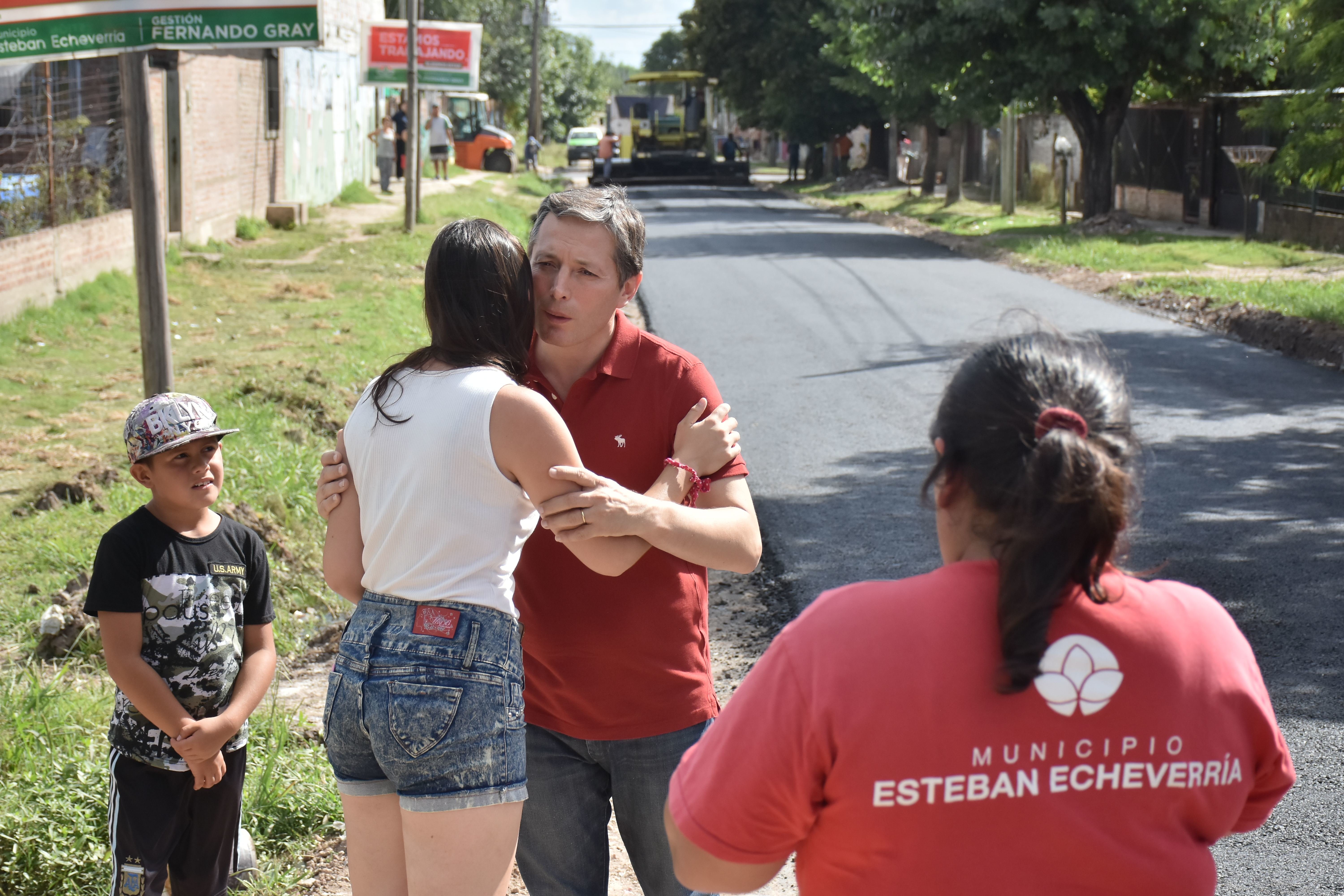  Gray supervisó obra de mejorado asfáltico en el Barrio Las Colinas