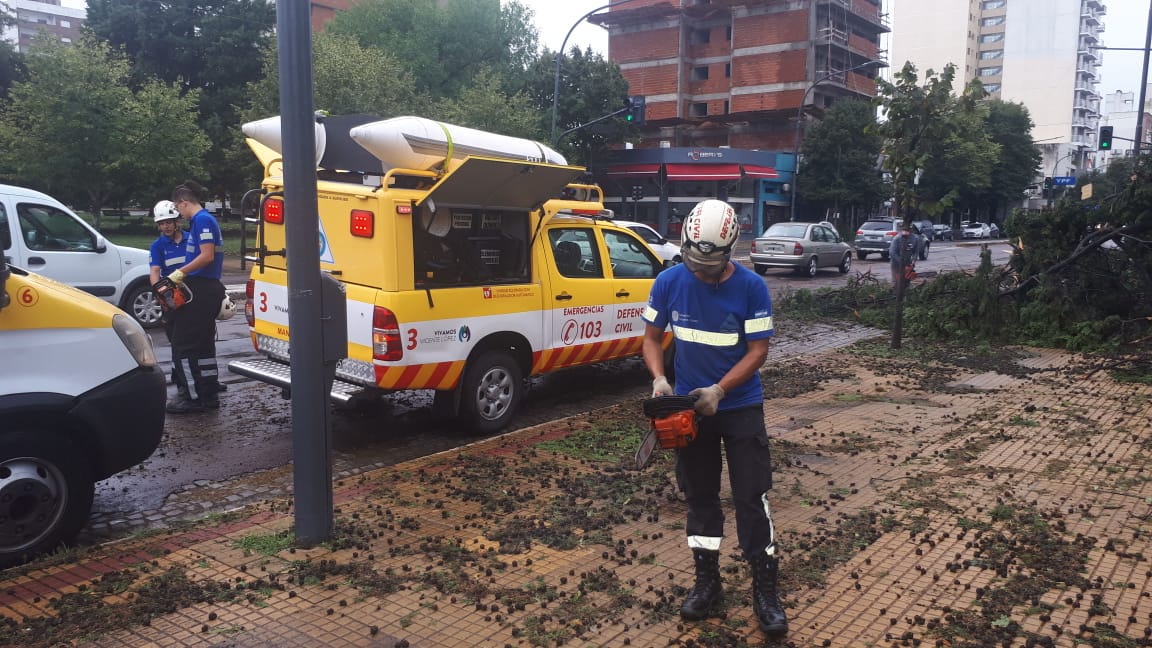  Defensa Civil asistió a los damnificados del temporal de La Plata