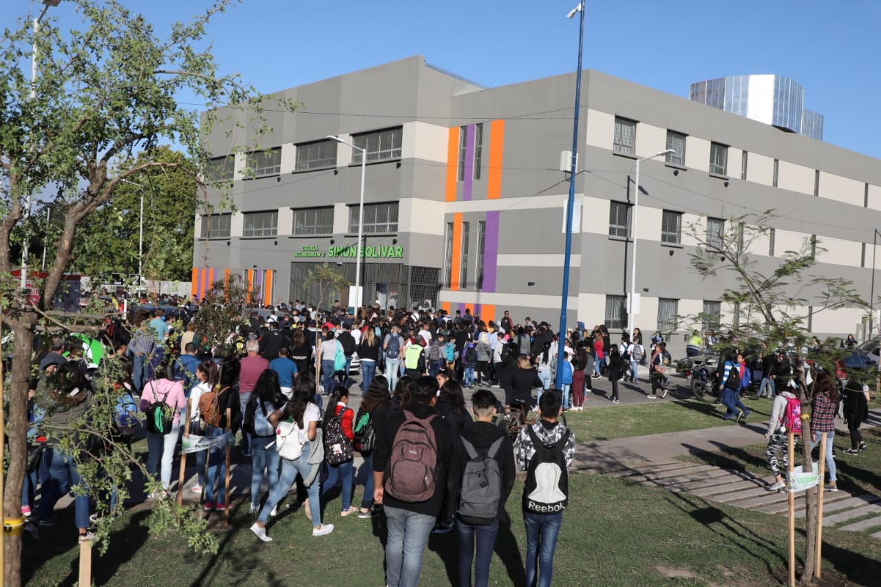  Ferraresi inauguró el edificio de la Escuela Secundaria “Simón Bolivar”, en Sarandí