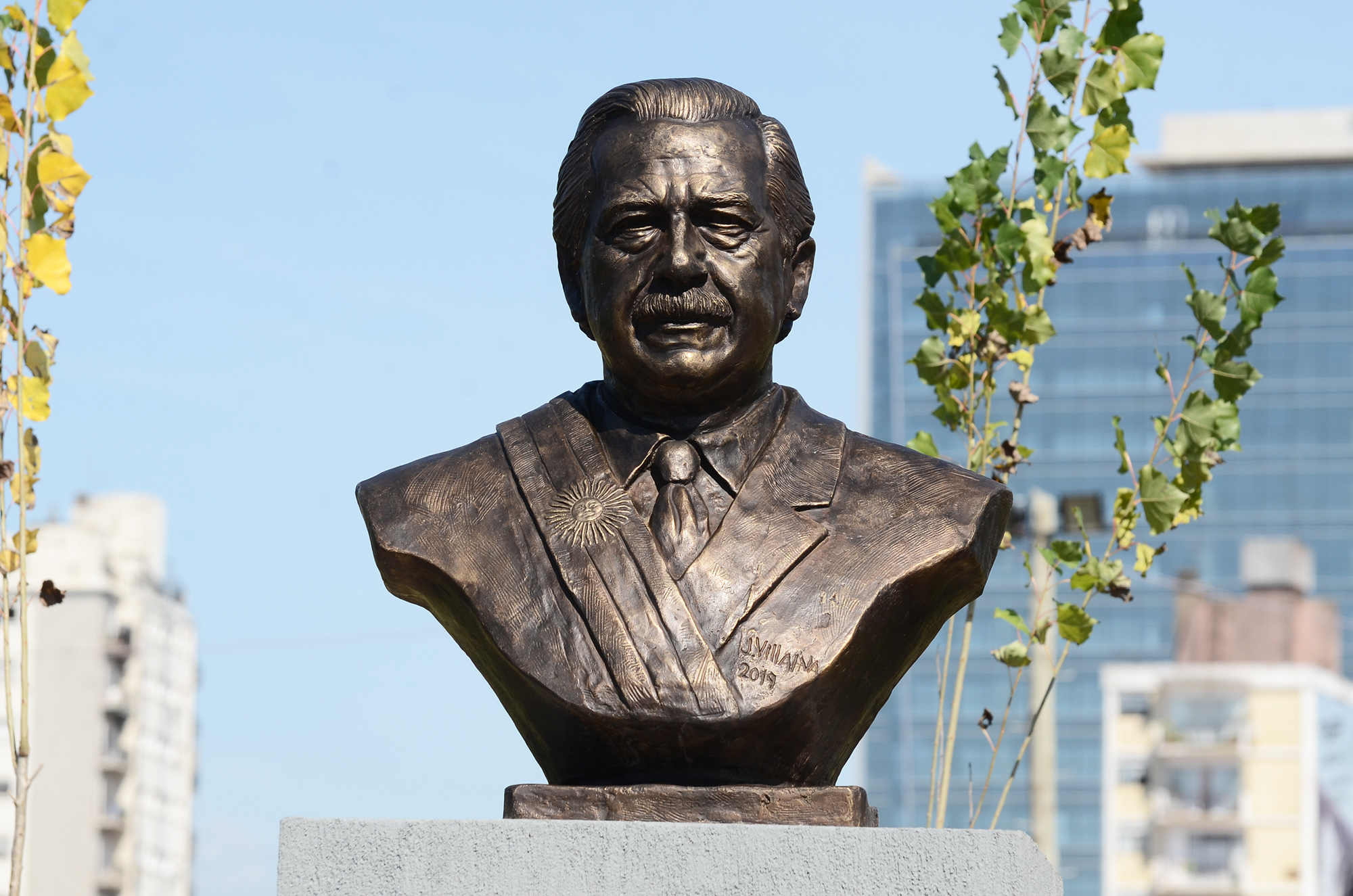  Jorge Macri homenajeó a Ricardo Alfonsín con la presentación de un busto del expresidente