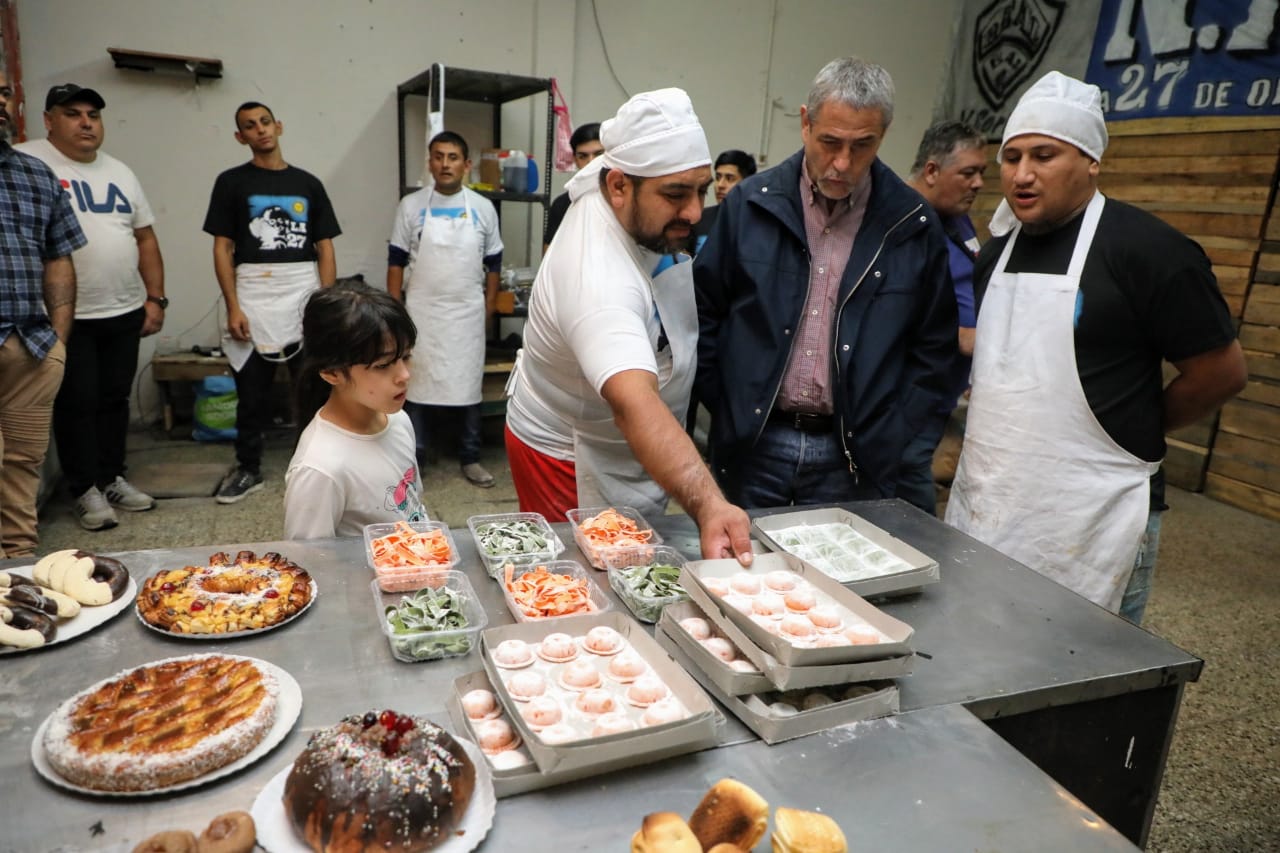  Ferraresi visitó “Pan Social” la panadería donde se capacitan jóvenes y adultos de Villa Corina