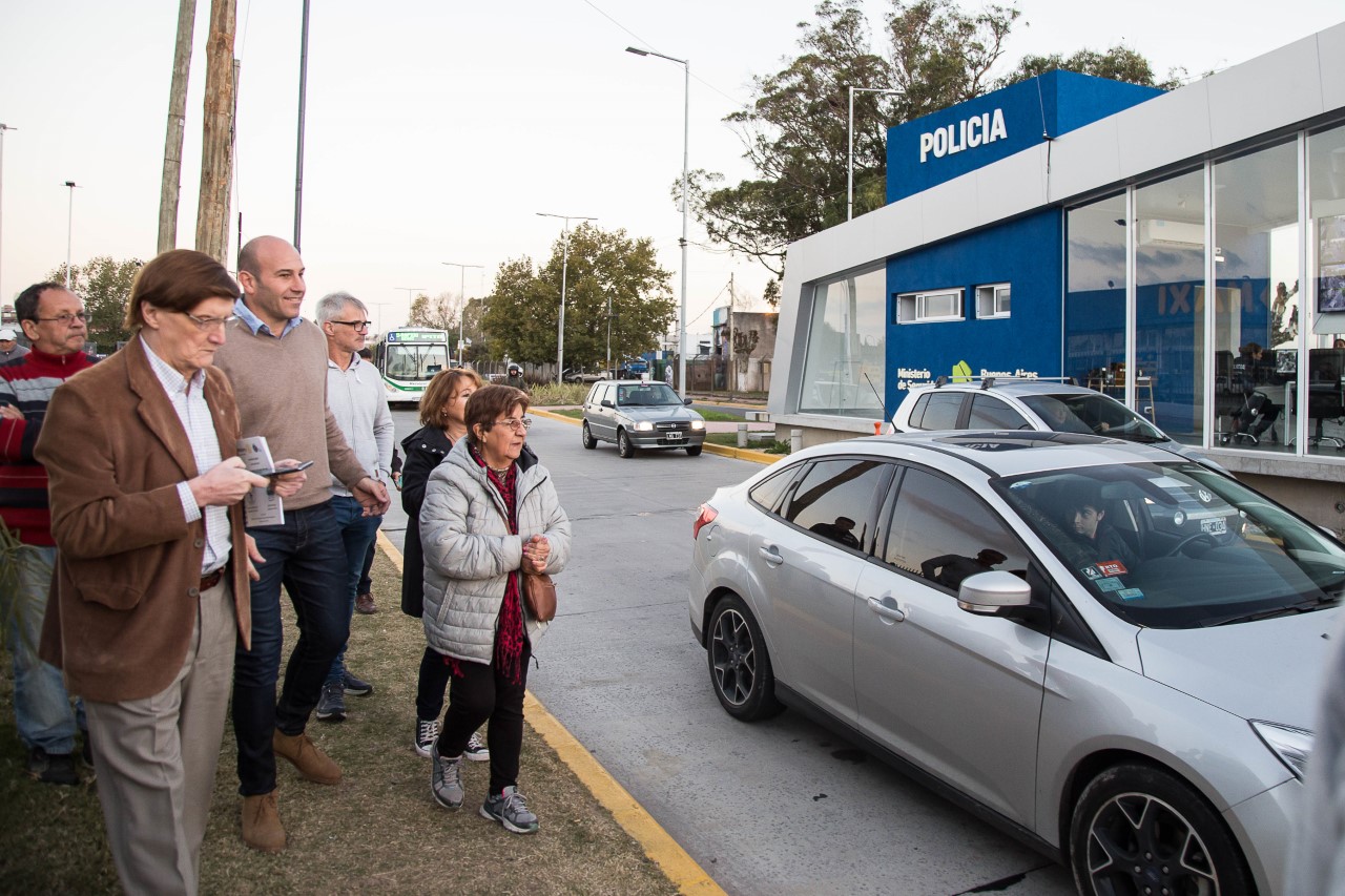  Molina recorrió la renovada avenida Mitre y dialogó con vecinos y comerciantes