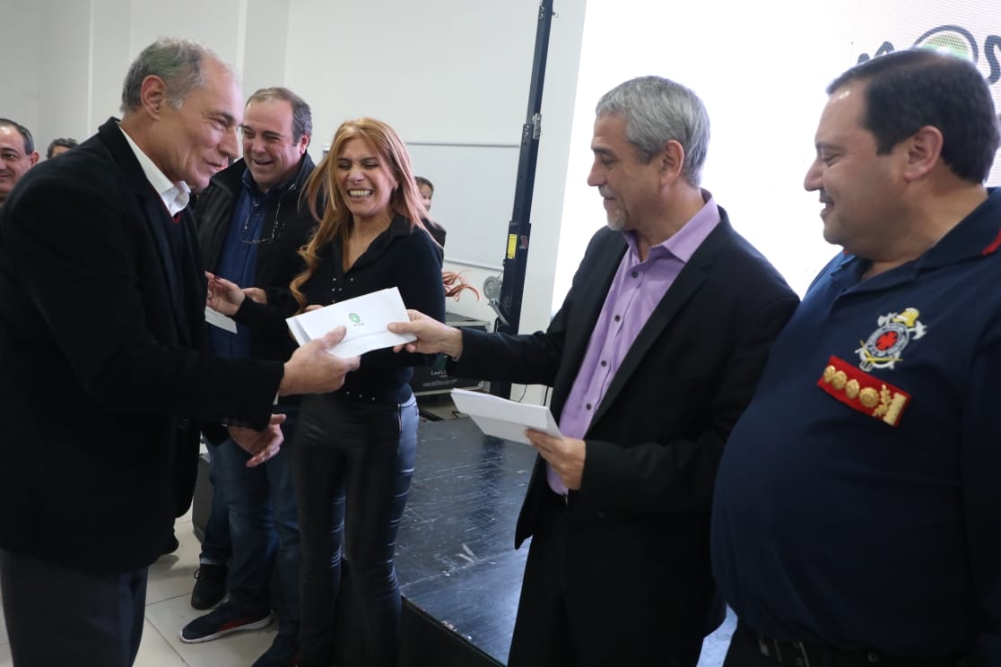  Ferraresi homenajeó a los Bomberos Voluntarios en su día y les entregó un subsidio de más de un millón de pesos