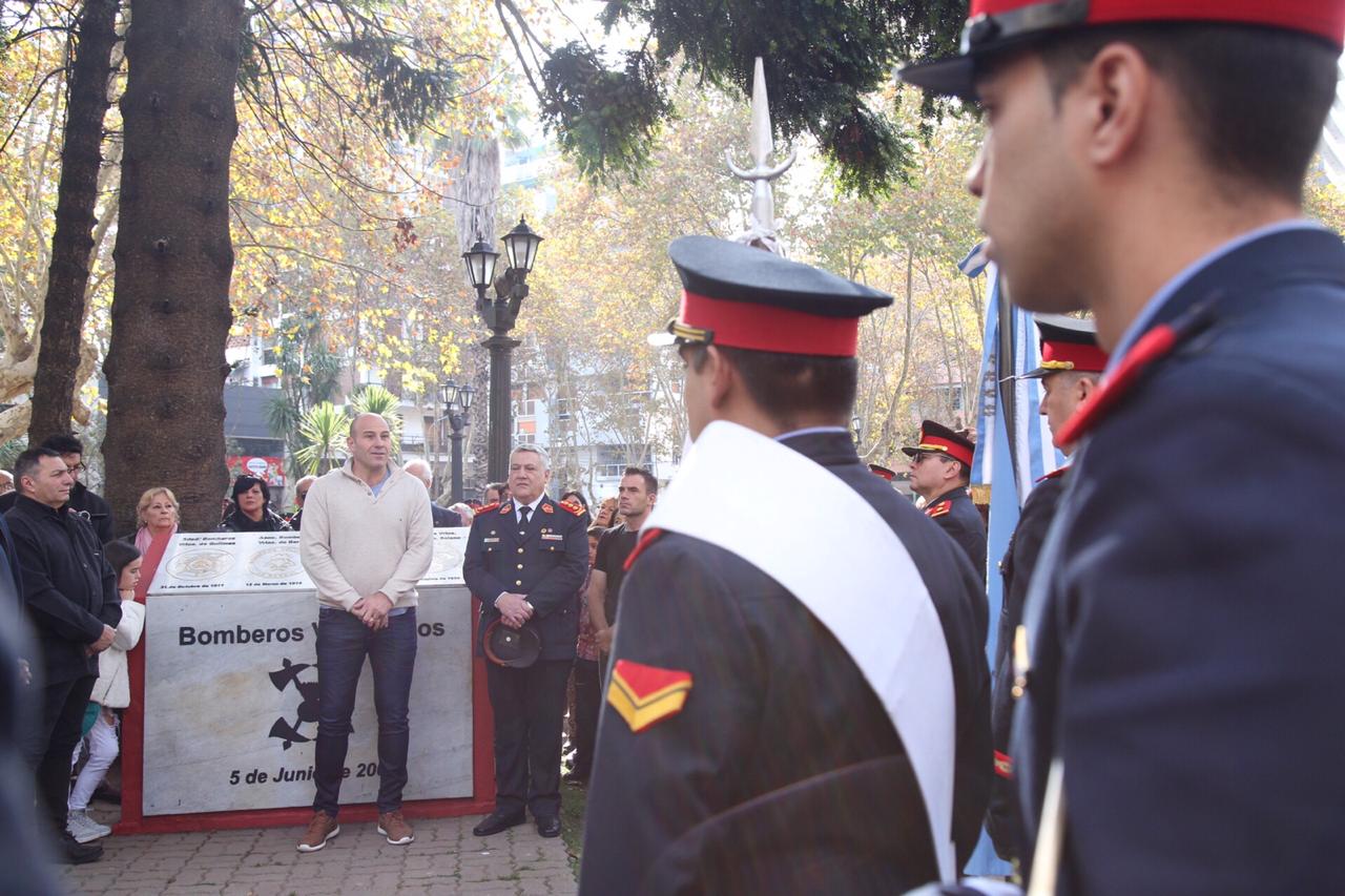  Homenaje a los bomberos voluntarios en su dia