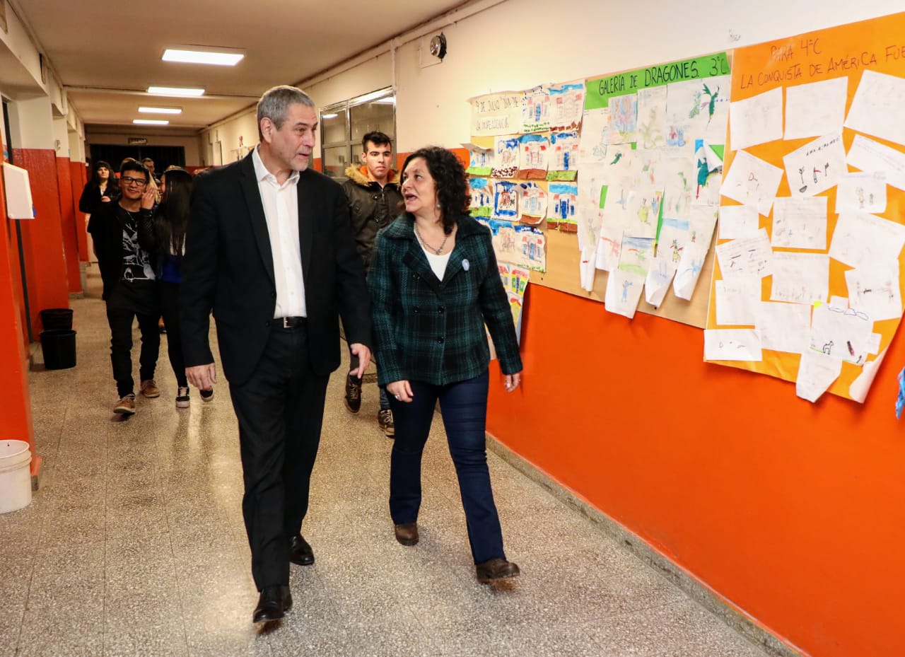  Estudiantes de las escuelas primarias de adultos también recibirán las tablets y el viaje de egresados solidario