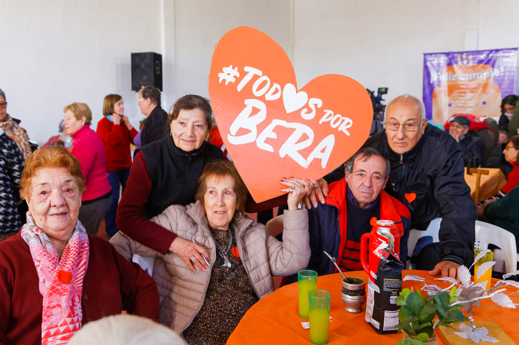  Los abuelos disfrutaron de un nuevo cumpleaños comunitario