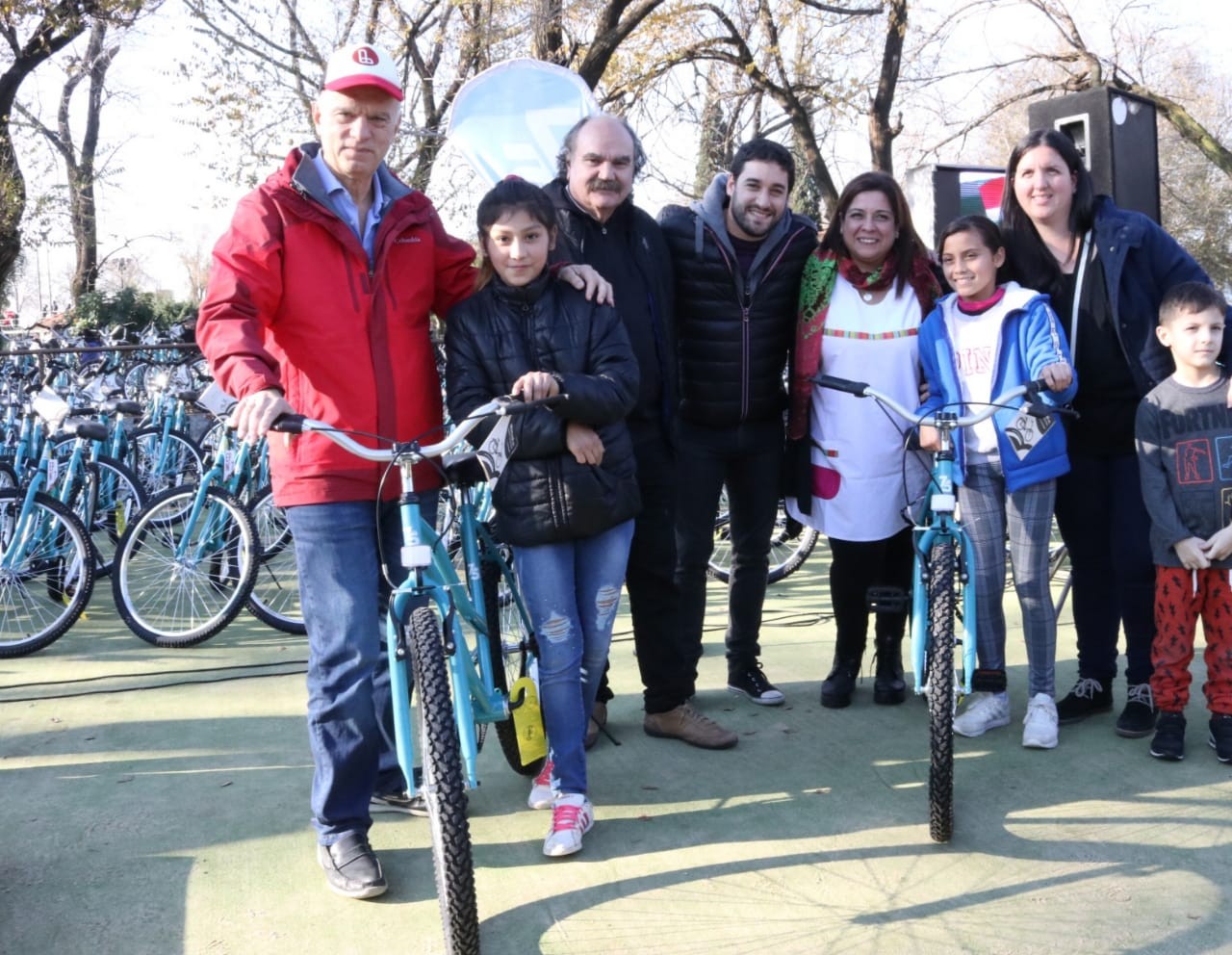  Grindetti entregó 1.800 bicicletas a alumnos que participaron del concurso “Lanús Play 75”