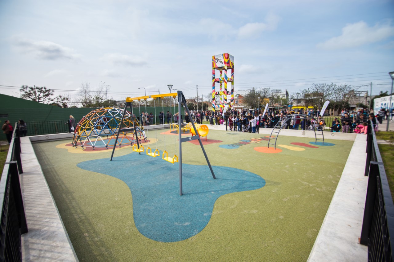  Nuevos juegos, mobiliarios urbanos y estructuras recreativas en plazas y parques