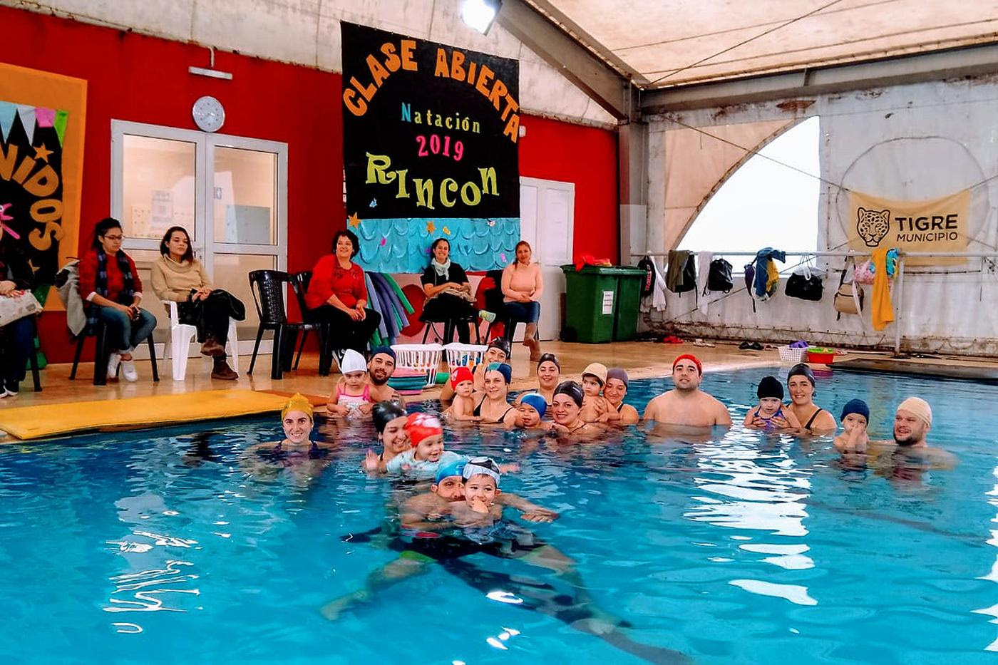  A pura diversión, los chicos de Rincón de Milberg disfrutaron de una clase abierta de natación