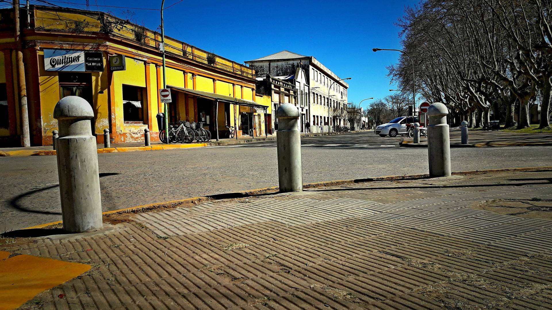  Se colocaron bolardos en la Calle Rivadavia