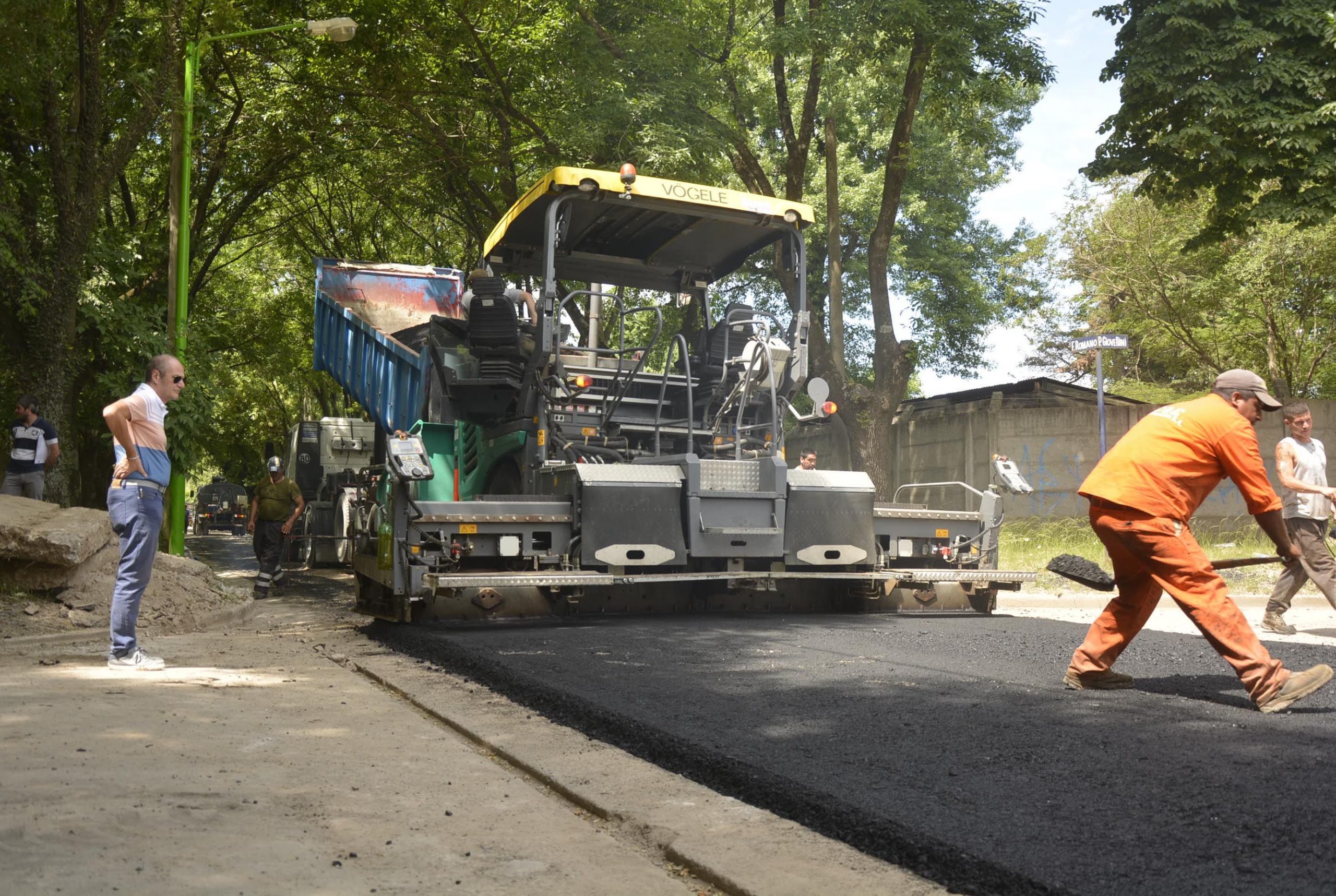  Avanzan distintas obras de asfalto en barrios de la ciudad