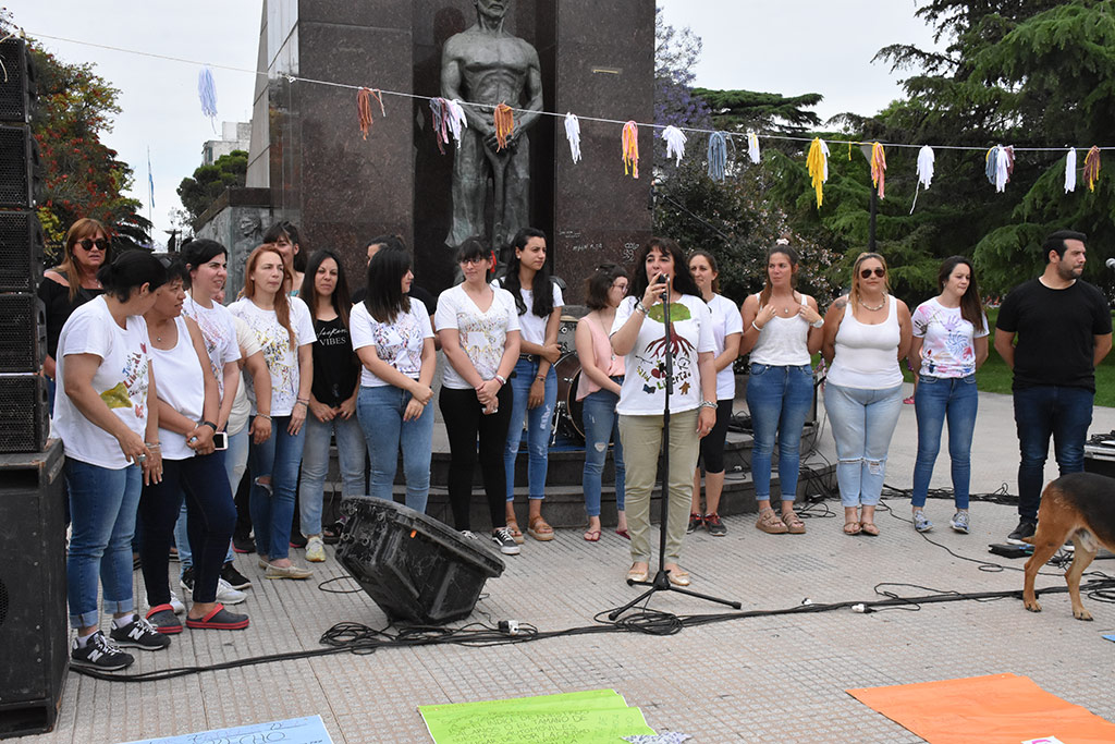  Un gran marco de público acompañó la celebración del Día Internacional de la Niñez en la Plaza Principal