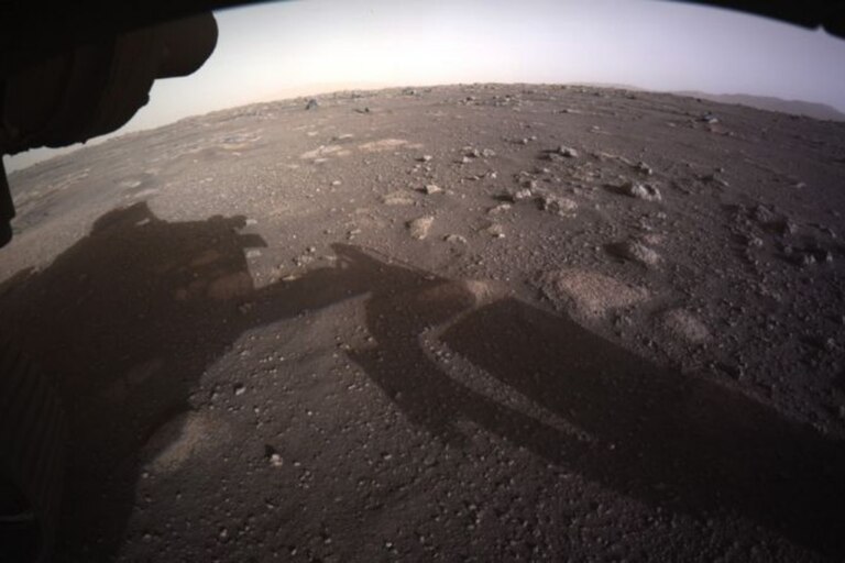 La primera imagen a color de la superficie de Marte enviada por Perseverance FOTO: NASA