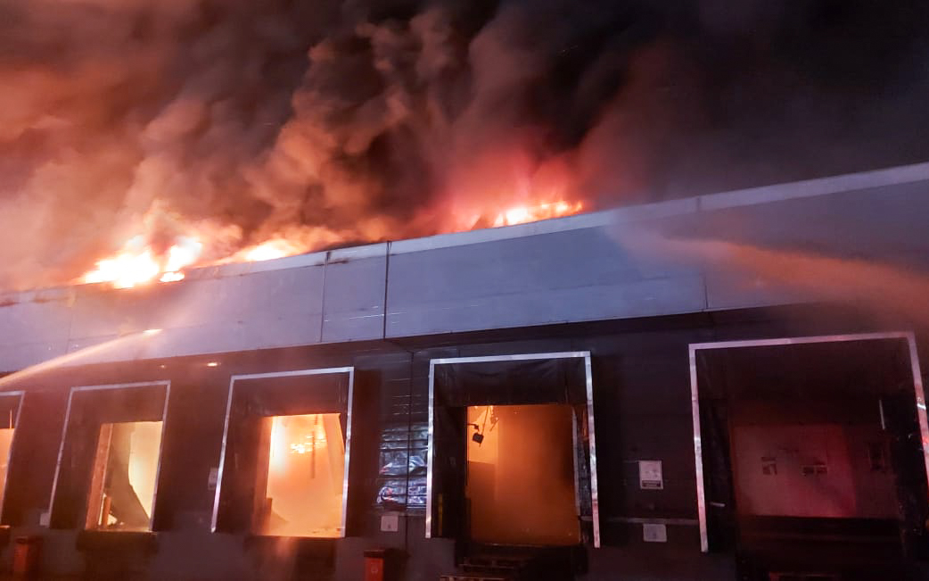  Bomberos controlaron importante incendio en la fábrica Bimbo de San Fernando