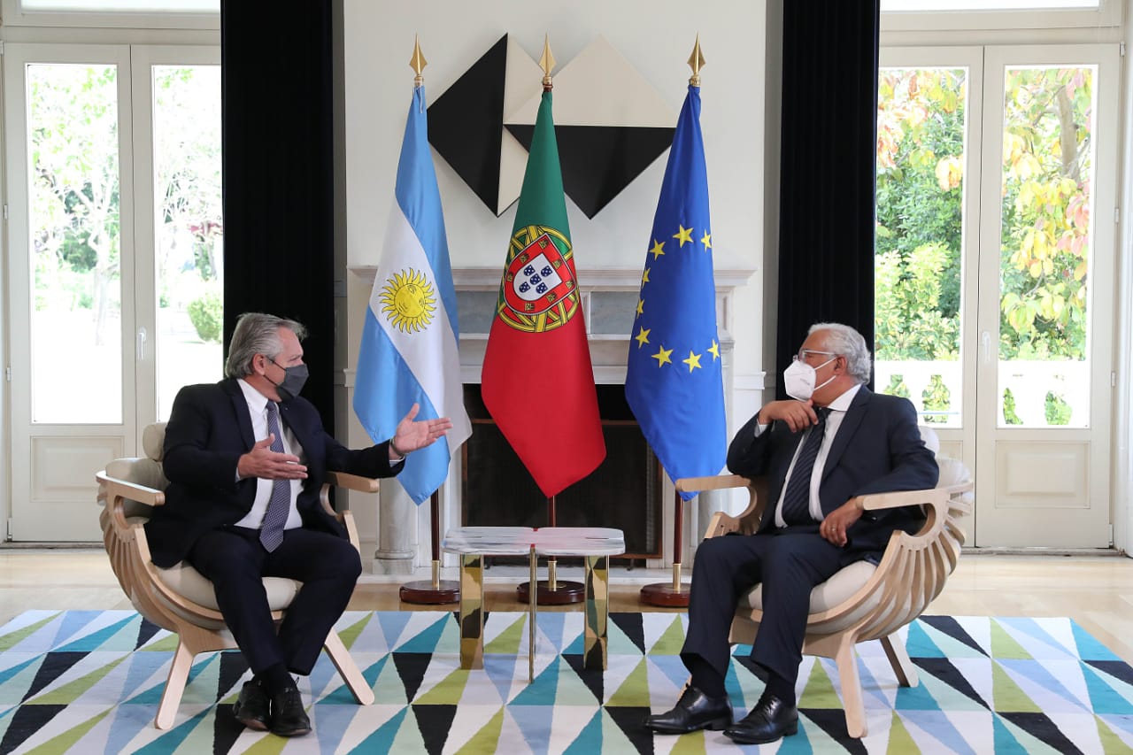  El presidente Fernández terminó su visita a Lisboa y ya vuela hacia Madrid