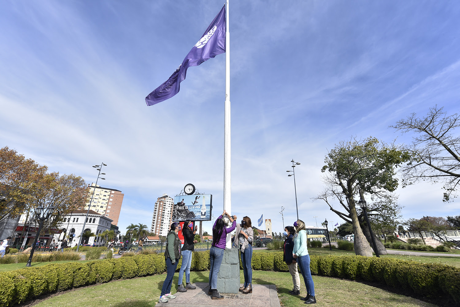  Gisela Zamora encabezó el izamiento de la bandera de Ni Una Menos