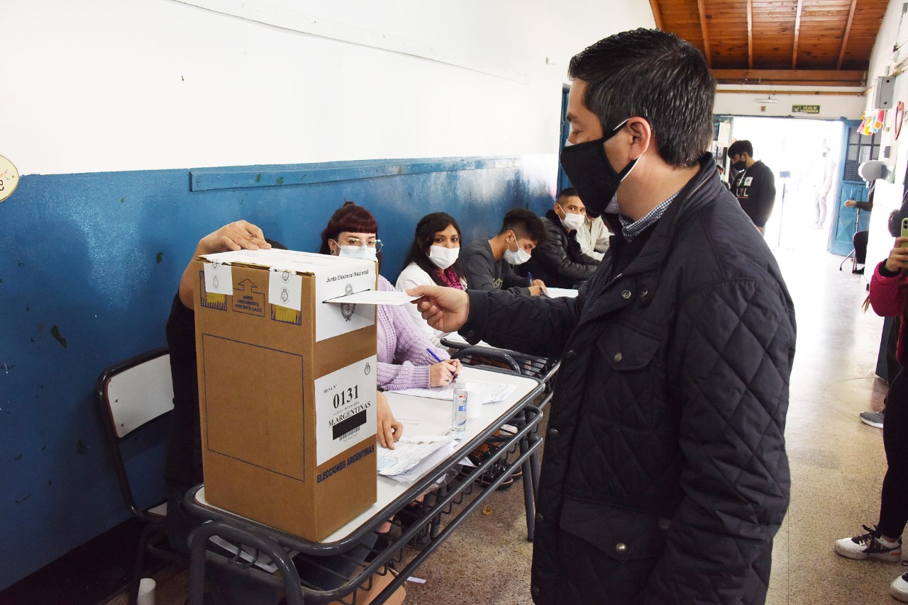  El intendente Leo Nardini votó en Grand Bourg