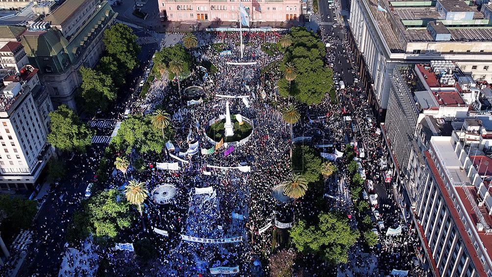  En un clima de fiesta y con una Plaza de Mayo colmada se conmemoró el Día de la Lealtad