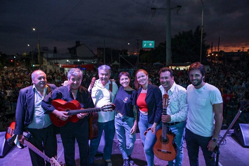  Mayra presenció el festival musical por el 149° aniversario de Ezpeleta