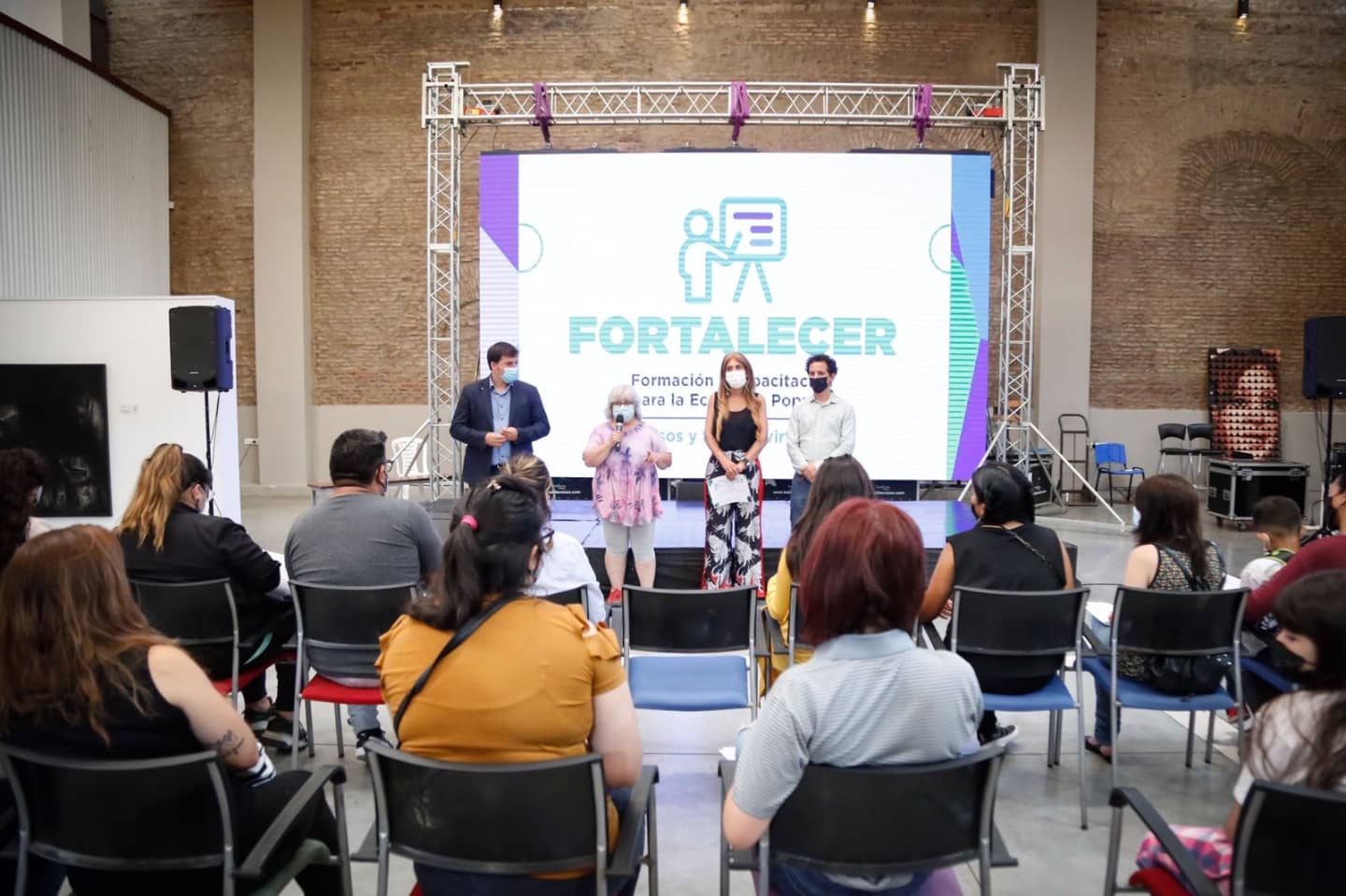  Emprendedores recibieron certificados del programa FORTALECER