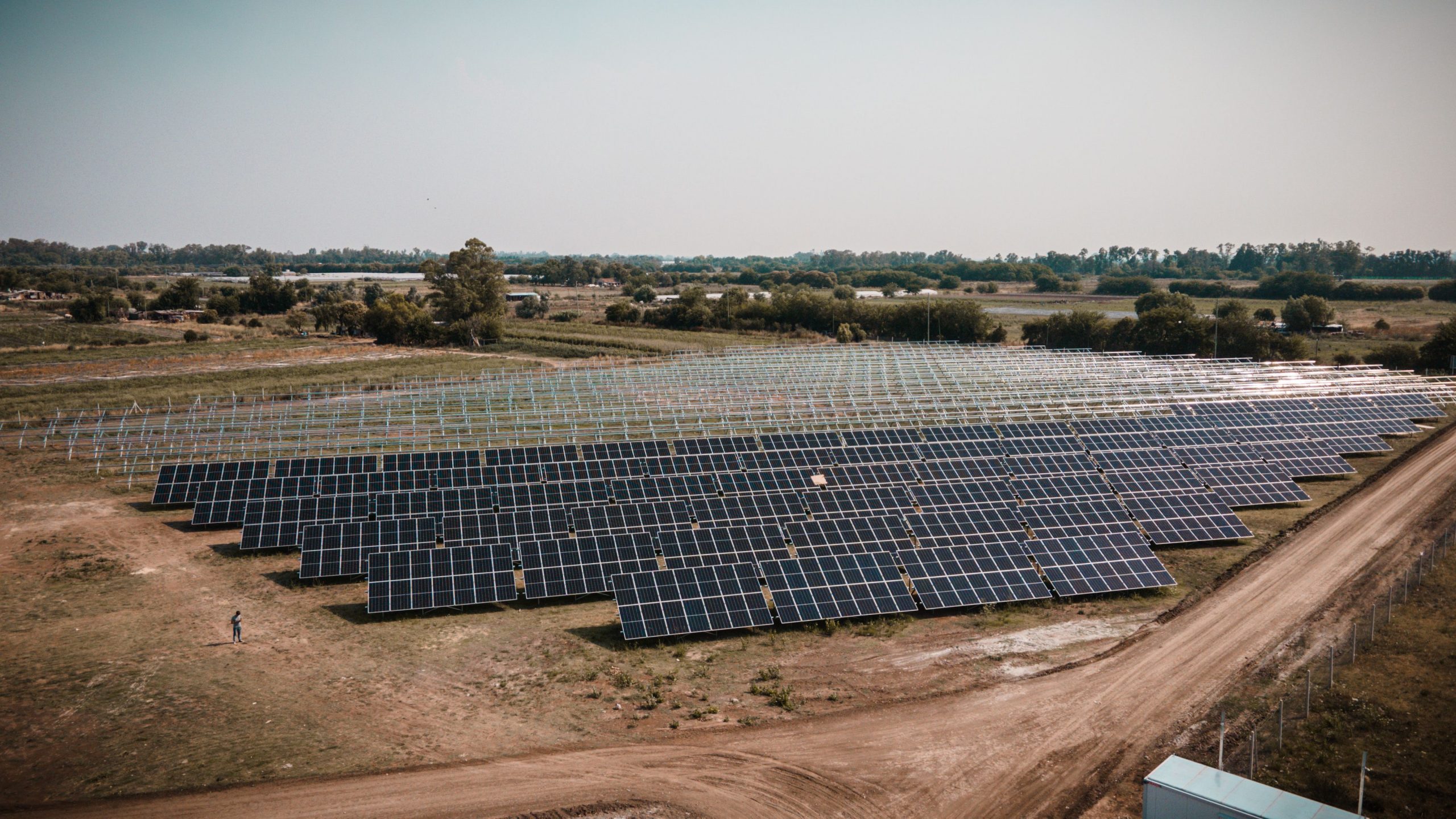  Loma Verde: ya se colocaron la mitad de los paneles solares