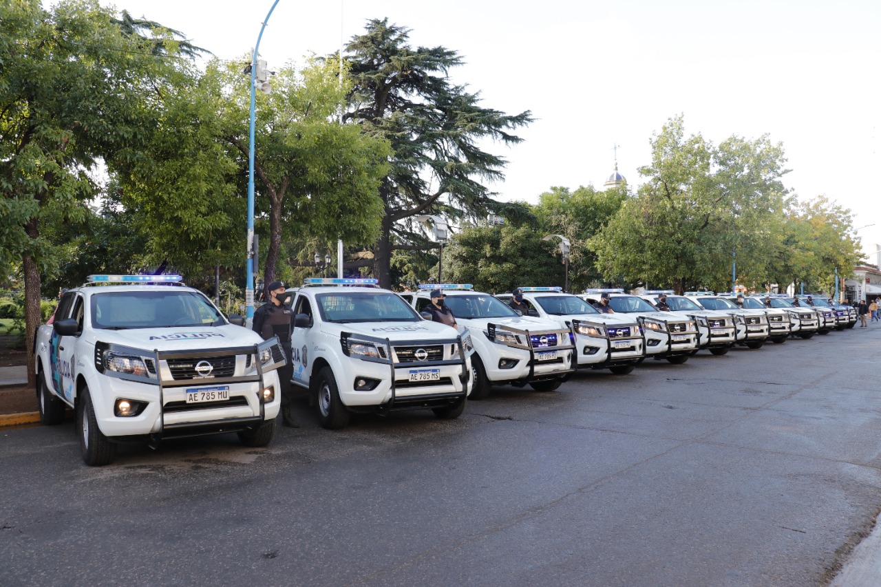  Se presentaron nuevos móviles y oficiales de la policía bonaerense
