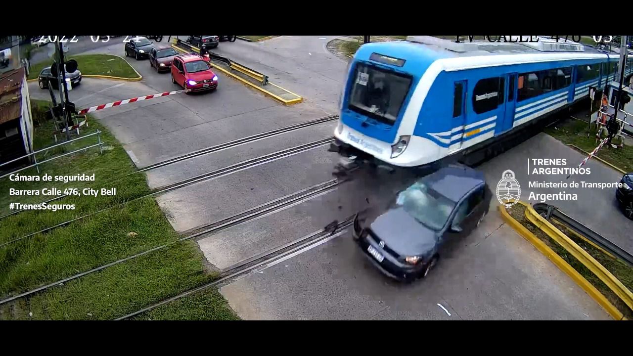  Un auto colisiono contra un tren