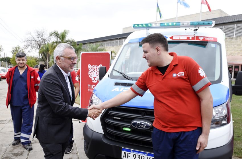  Julio Zamora presentó 3 nuevas ambulancias