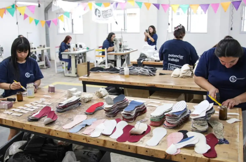  Jorge Ferraresi visitó una fábrica de zapatillas en Gerli