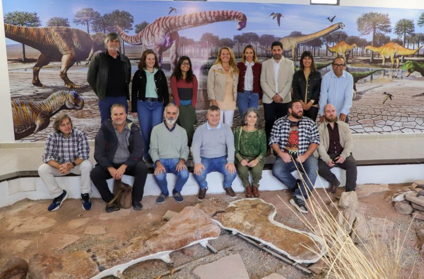  Villa El Chocón presentó al dinosaurio de cuello largo de los más grandes del mundo