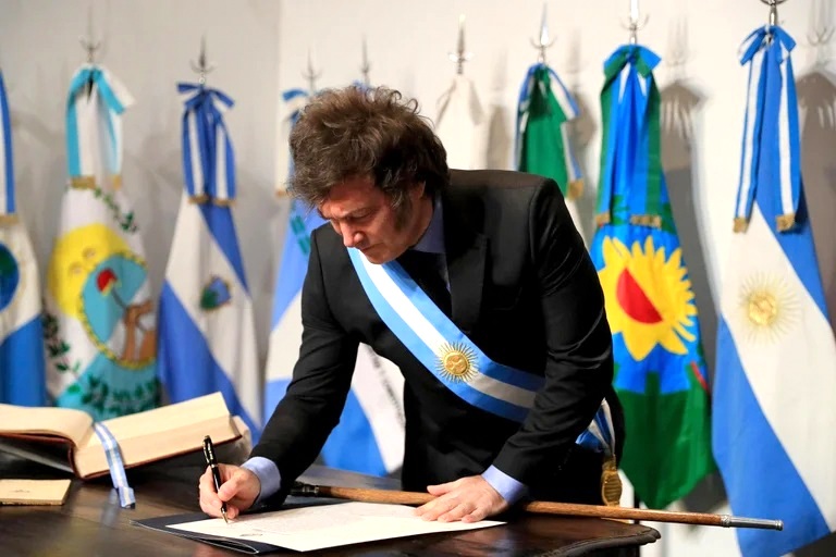  Milei firmó el Pacto de Mayo con 18 gobernadores