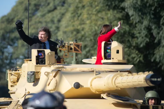  Milei se subió a un tanque de guerra junto a Victoria Villarruel