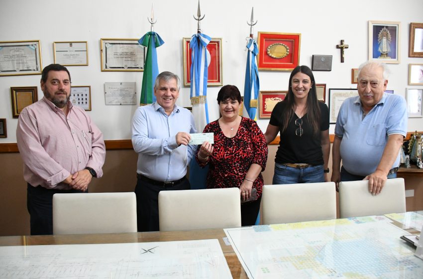  Entrega de cheque a la Escuela de Educación Secundaria Técnica N°1