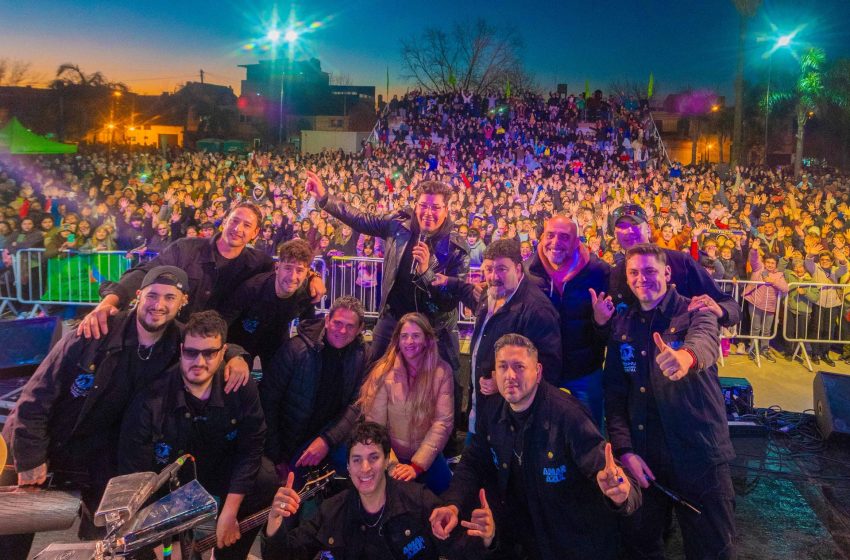  Una multitud de familias disfrutaron el Festival Tropical con Amar Azul y más artistas