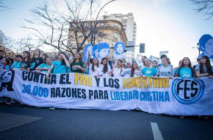  Estudiantes y Mayra Mendoza en la marcha por memoria