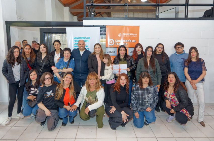  Más de 50 emprendedores recibieron certificados de capacitación