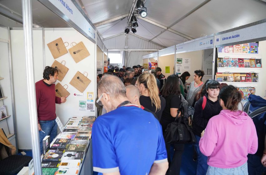  Miles de vecinos visitaron la Feria del Libro