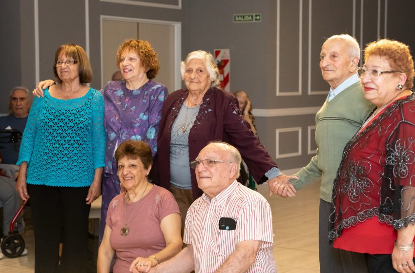  Adultos mayores compartieron su arte en Capital