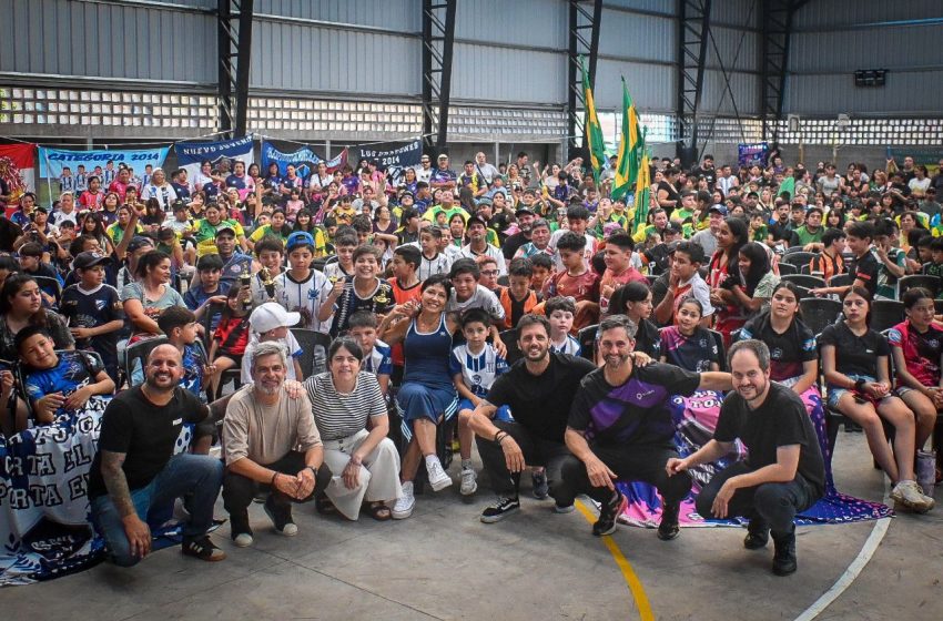  Mayra Mendoza entregó trofeos a clubes infantiles