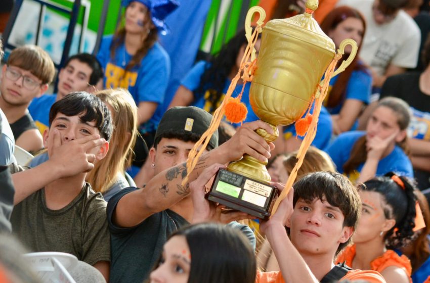  Juan de Jesús acompañó a estudiantes en la final de Olimpiadas Escolares